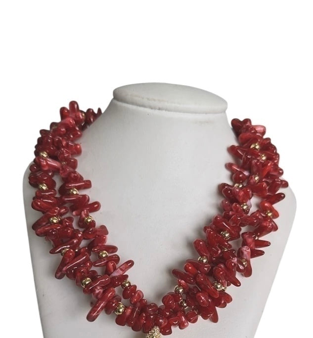 Colar de contas vermelho marsala com brilho metálico, em volta do pescoço