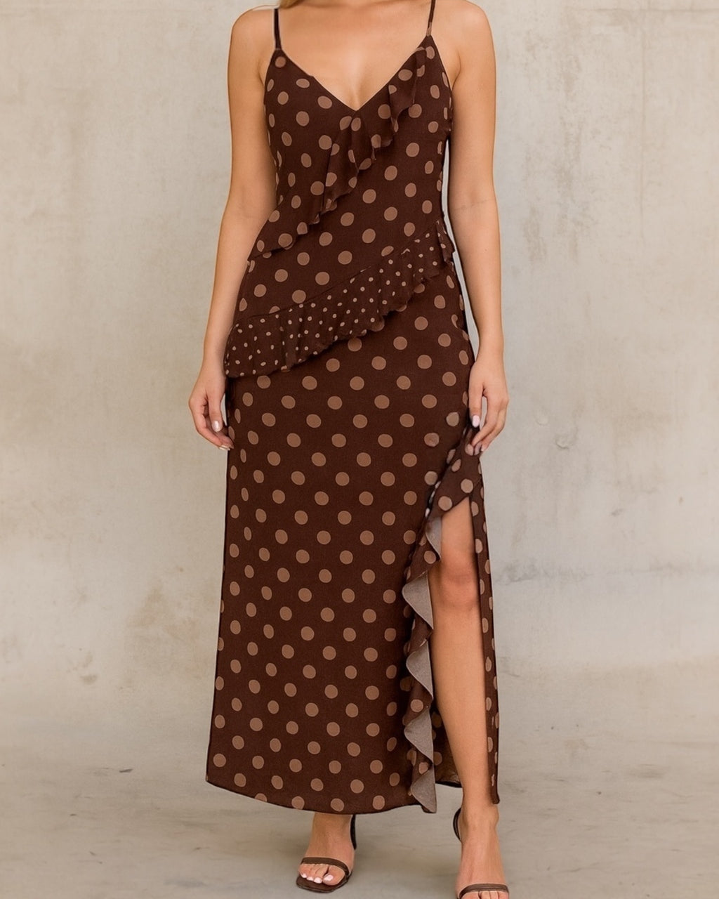 Vestido longo marrom com alças finas e poás, saia com fenda lateral