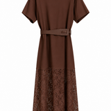 Vestido Maria Bruna marrom, com mangas curtas, cinto e barra longa de renda