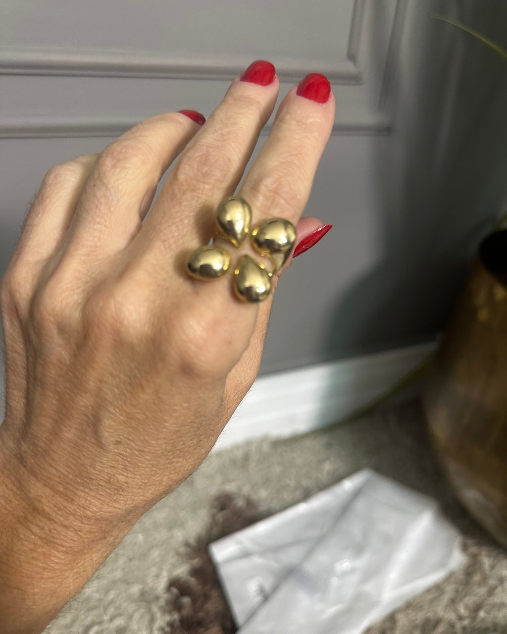 Anel Dallas dourado com quatro contas metálicas arredondadas