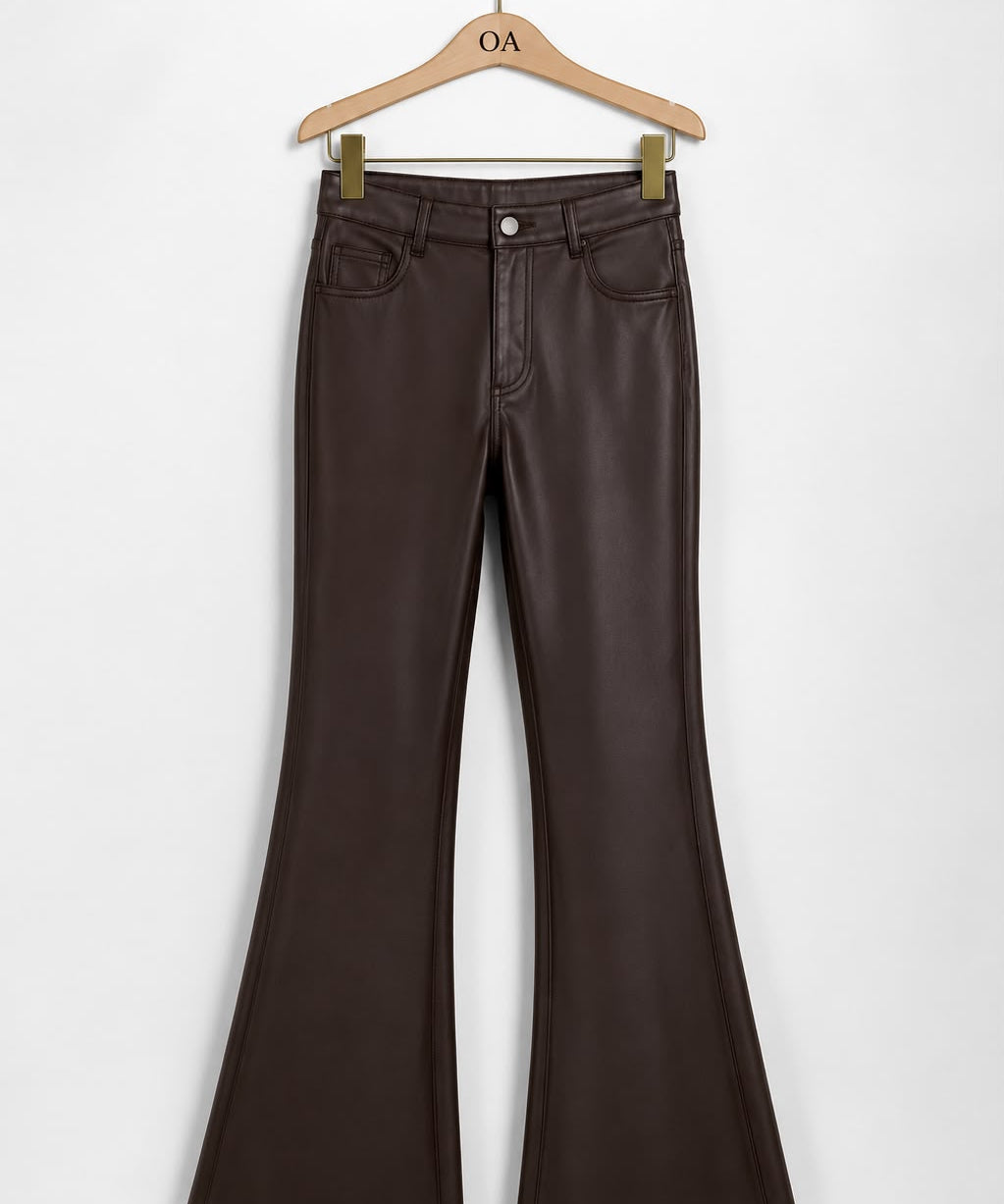 Calça Gregória café, pantalona de cintura alta com botão frontal e costura central.