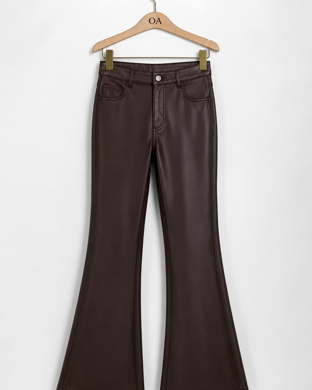 Calça Gregória café, pantalona de cintura alta com botão frontal e costura central.