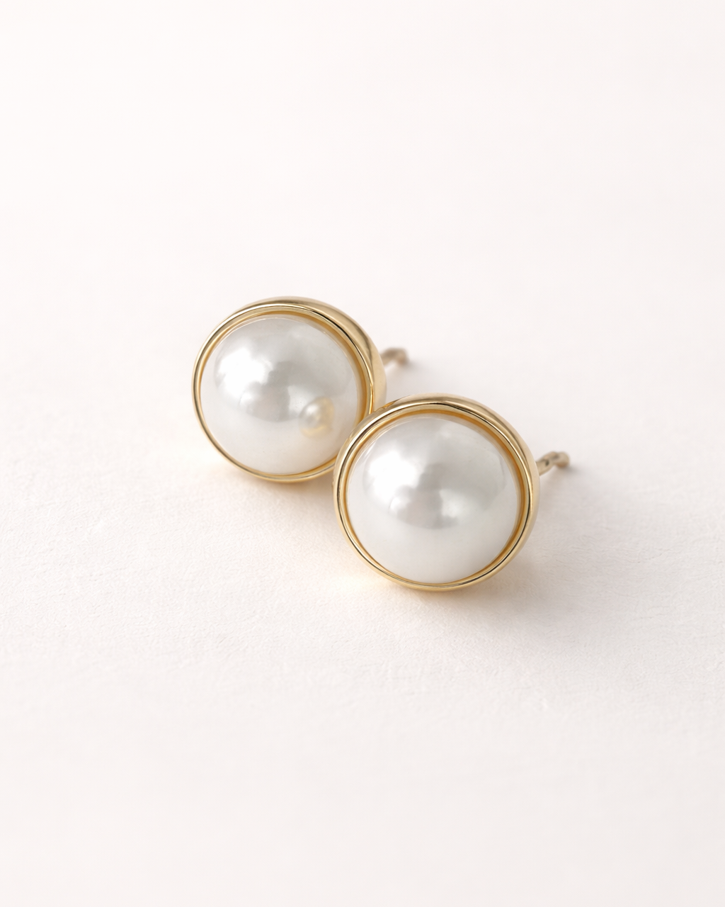 Brinco circular de pérola branca em metal dourado, par