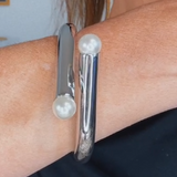 Bracelete Coco prateado com duas pérolas frontais em design de aro