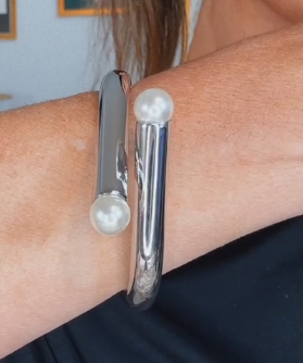 Bracelete Coco prateado com duas pérolas frontais em design de aro