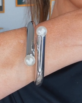 Bracelete Coco prateado com duas pérolas frontais em design de aro