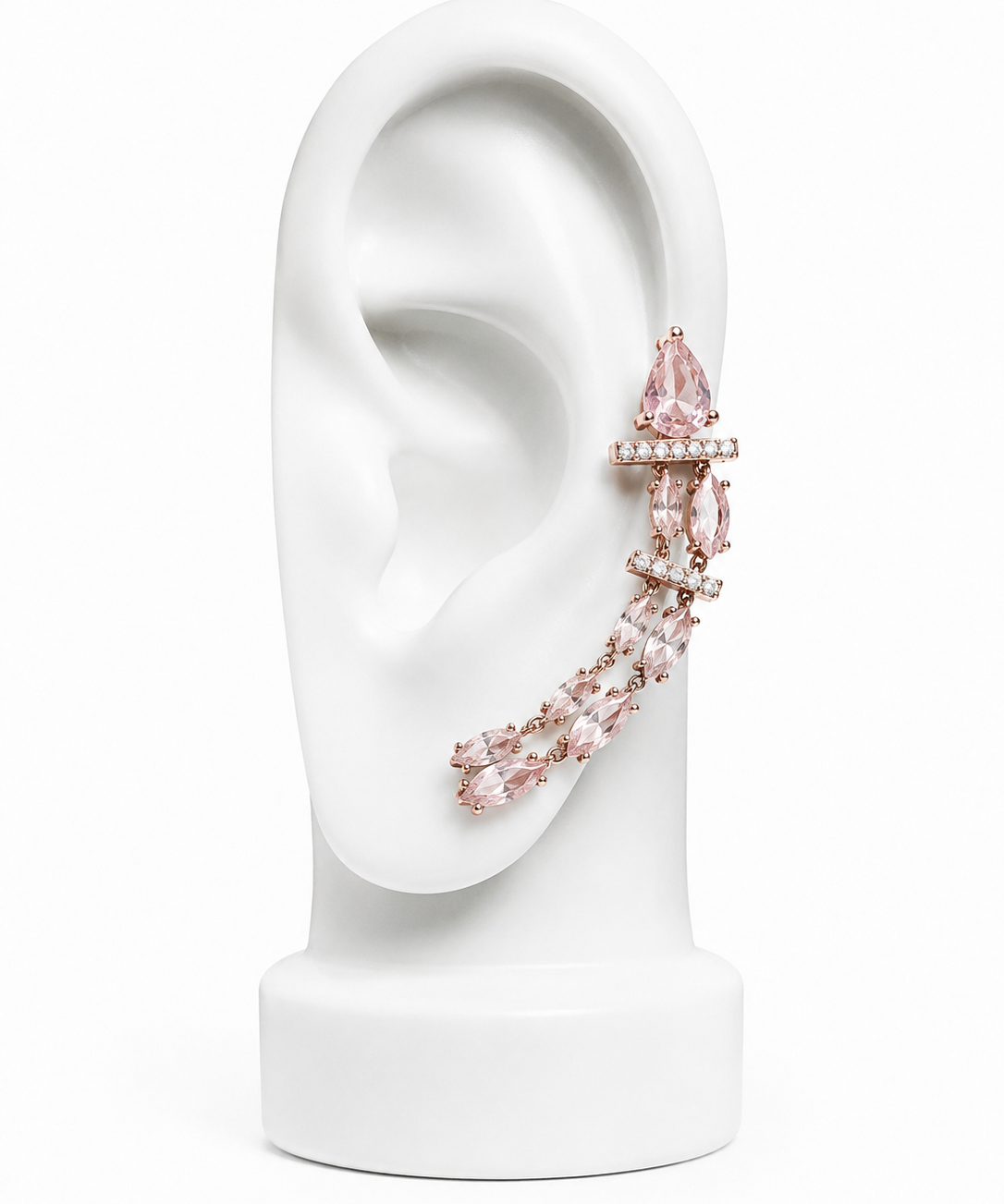 Brinco ear cuff com pedras rosa e corrente cravejada, metal rosé.