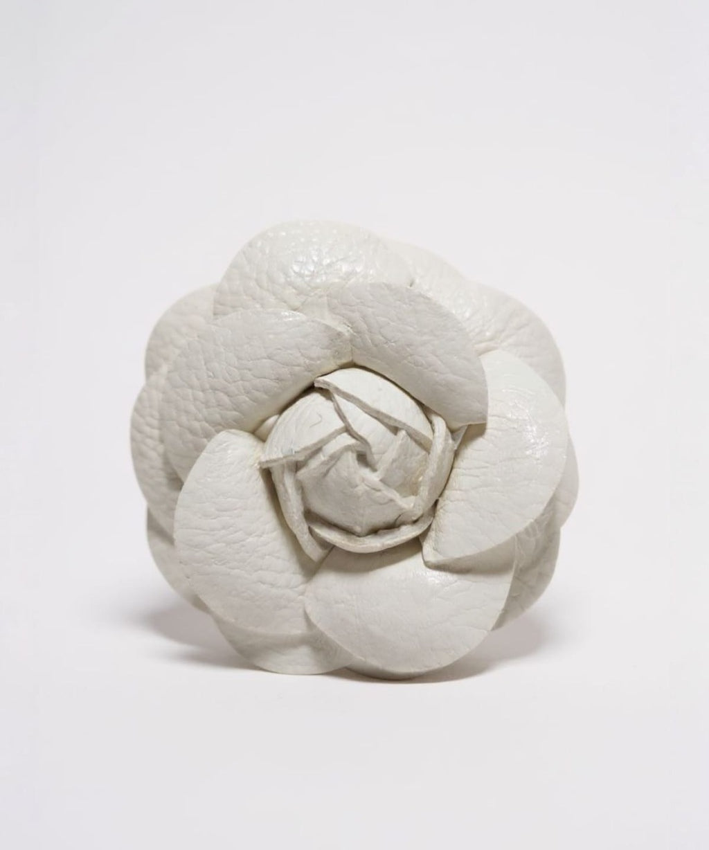 Presilha de camélia branca com flor de tecido detalhada