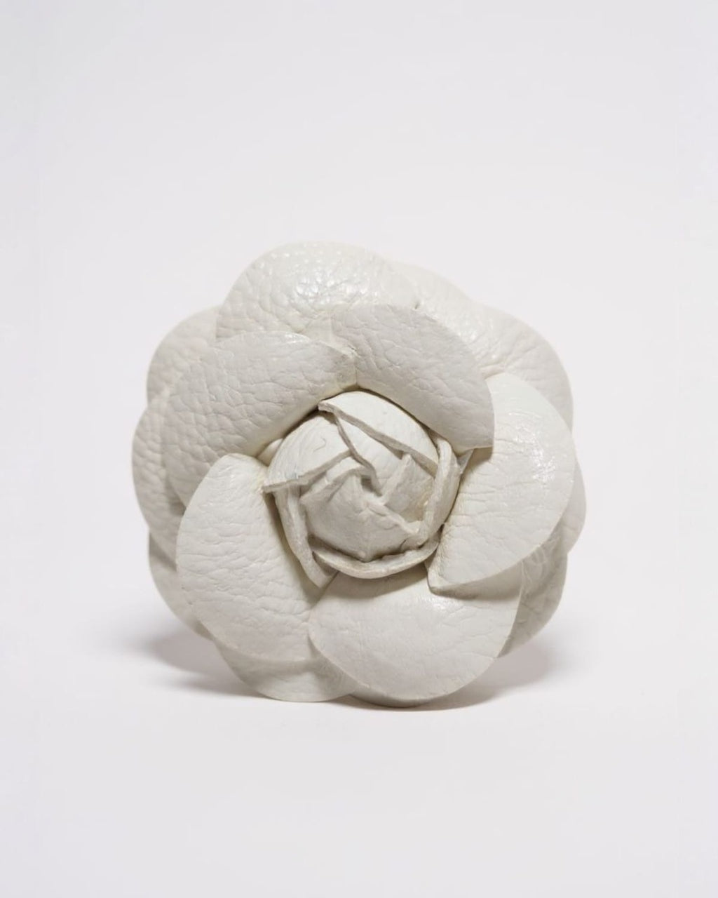 Presilha de camélia branca com flor de tecido detalhada
