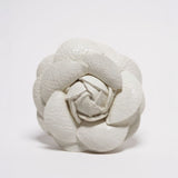 Presilha de camélia branca com flor de tecido detalhada