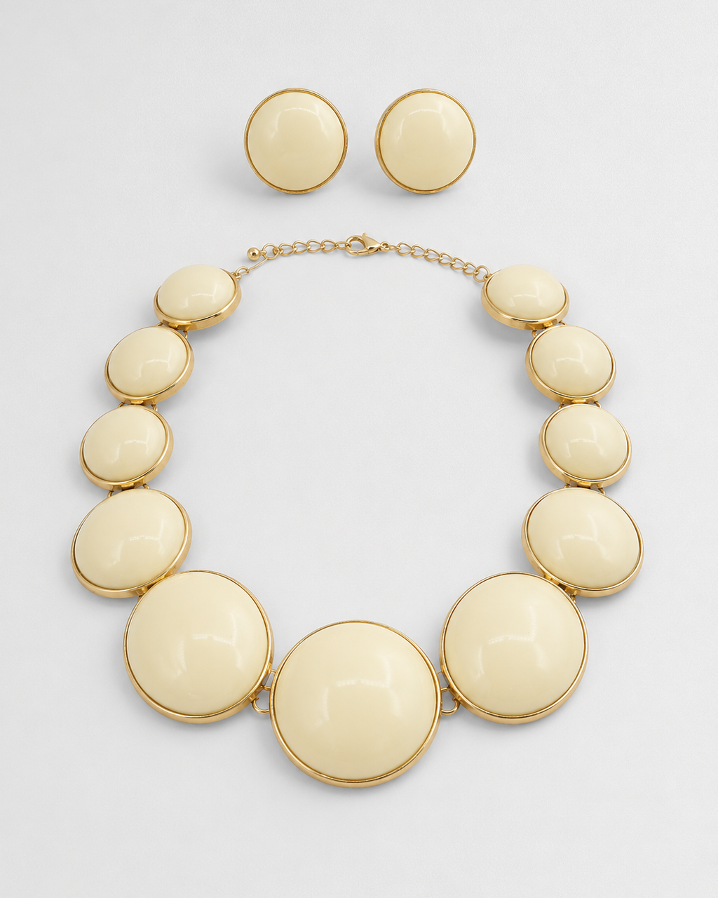 Conjunto de colar e brincos com pedras ovaladas bege-claro e acabamento dourado