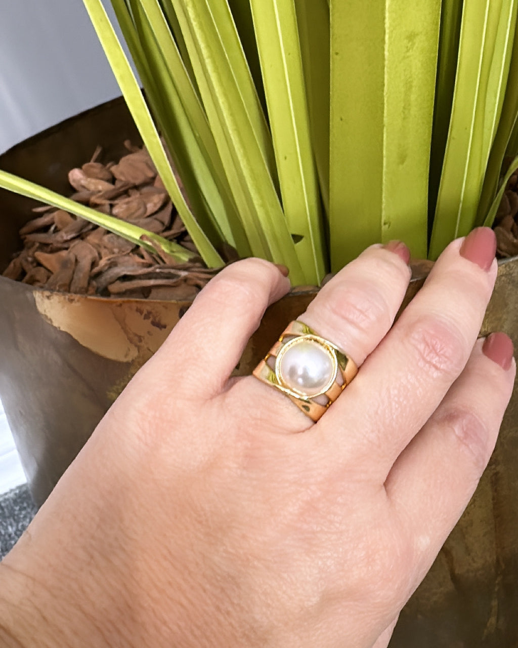Anel Ophidia dourado com pedra perolada oval, aro liso