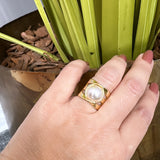 Anel Ophidia dourado com pedra perolada oval, aro liso