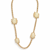 Colar longo dourado com elos e três pingentes redondos opal branco