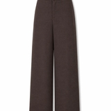 Calça Aurora marrom de perna bem larga, cintura alta com botão dourado e barra longa