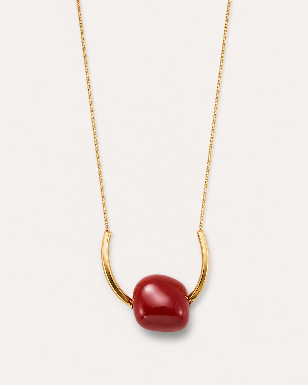 Colar dourado de corrente fina com pingente oval vermelho brilhante