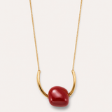 Colar dourado de corrente fina com pingente oval vermelho brilhante