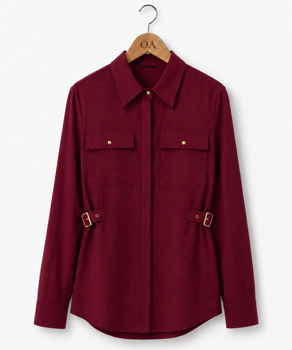 Camisa/casaco Lídia vinho com botões frontais e gola; punhos ajustáveis com fivelas