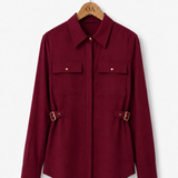 Camisa/casaco Lídia vinho com botões frontais e gola; punhos ajustáveis com fivelas