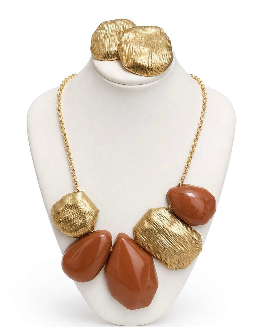 Colar Caetana dourado com correntinha e pingentes texturizados com pedras marrons