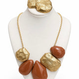 Colar Caetana dourado com correntinha e pingentes texturizados com pedras marrons