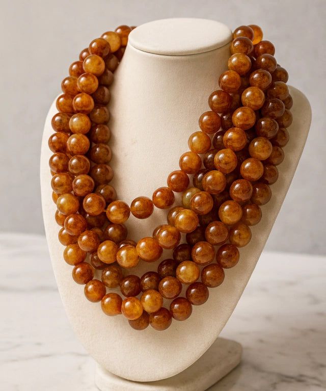 Colar maxi de contas dourado-amarronzadas, três voltas, fecho dourado