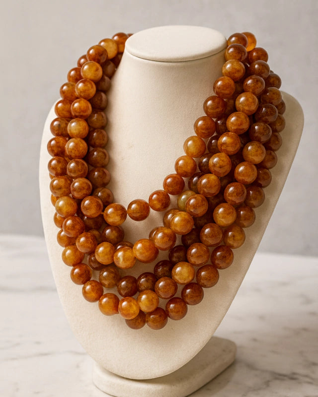 Colar maxi de contas dourado-amarronzadas, três voltas, fecho dourado