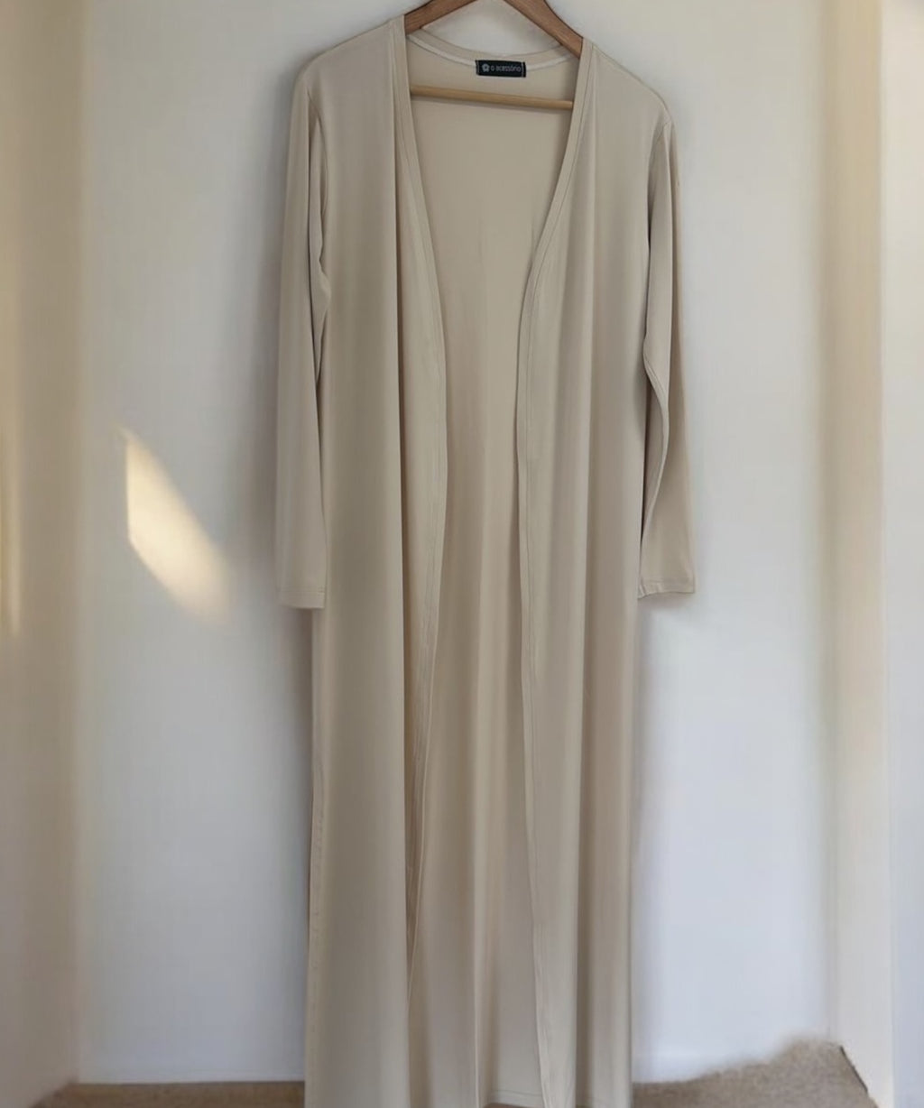Cardigan longo bege com decote em V e mangas 3/4, aberto na parte frontal.