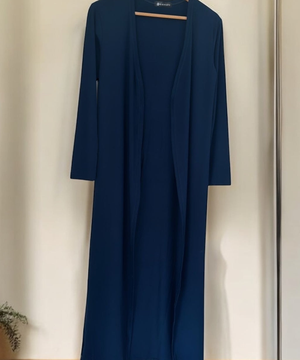 Cardigan longo azul-marinho aberto, caimento solto, mangas 3/4, sem botões
