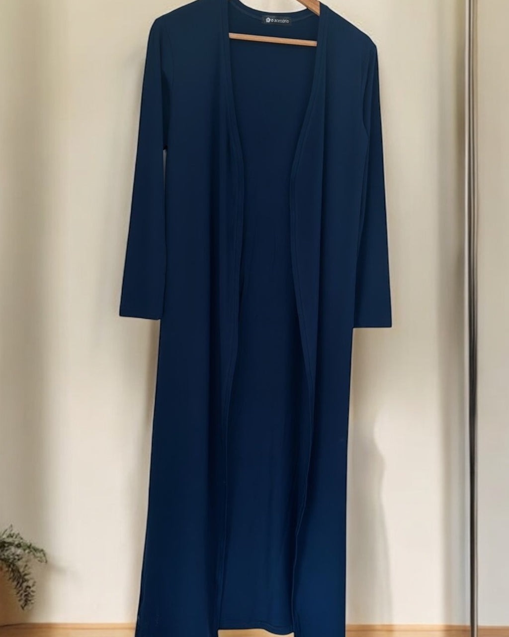 Cardigan longo azul-marinho aberto, caimento solto, mangas 3/4, sem botões