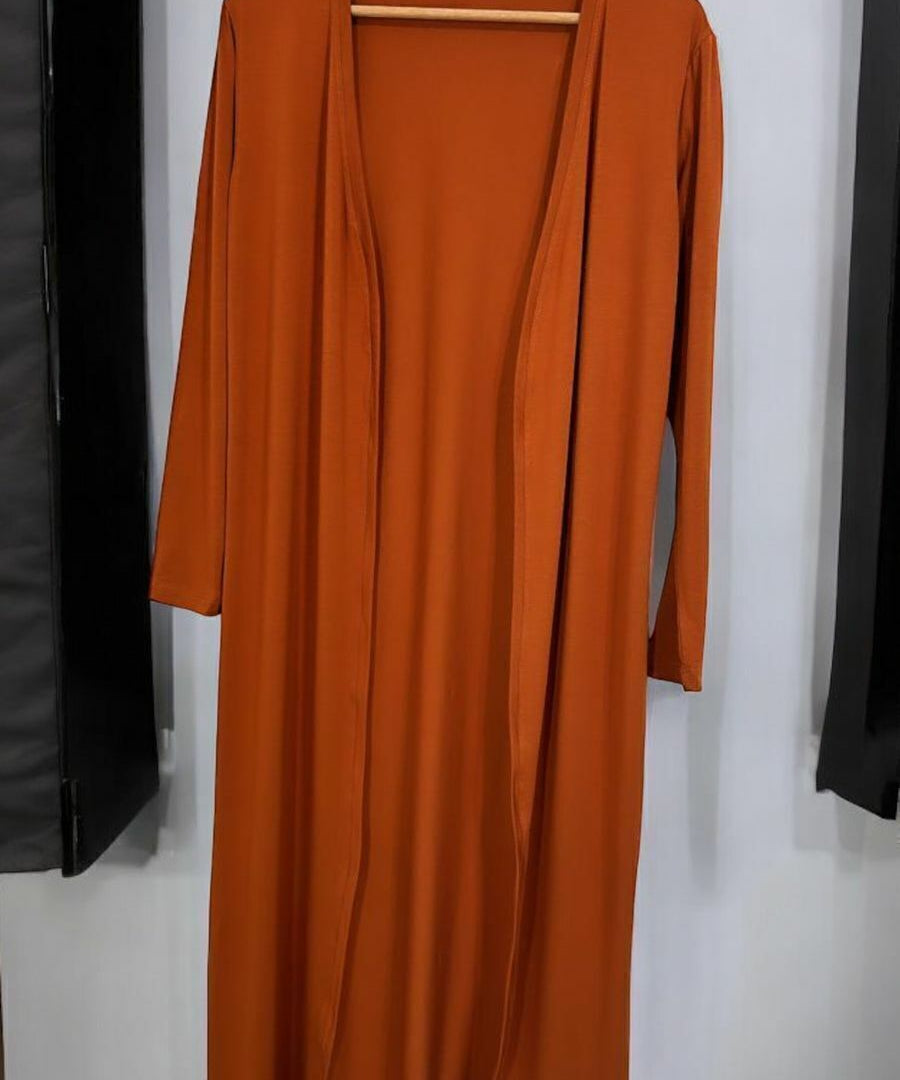 Cardigan longo aberto terracota com frente em sobreposição, mangas 3/4