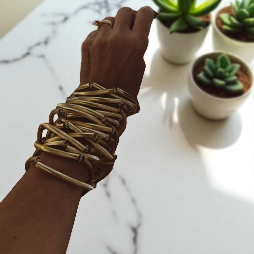 Pulseira Tosi dourada com elos longos e pontas facetadas.