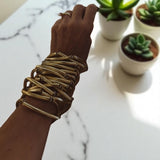Pulseira Tosi dourada com elos longos e pontas facetadas.