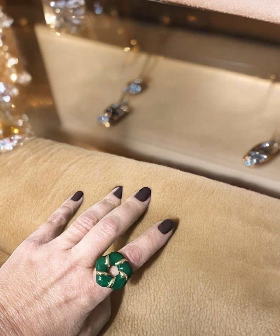 Anel Lorenza verde com pedra oval e faixa dourada