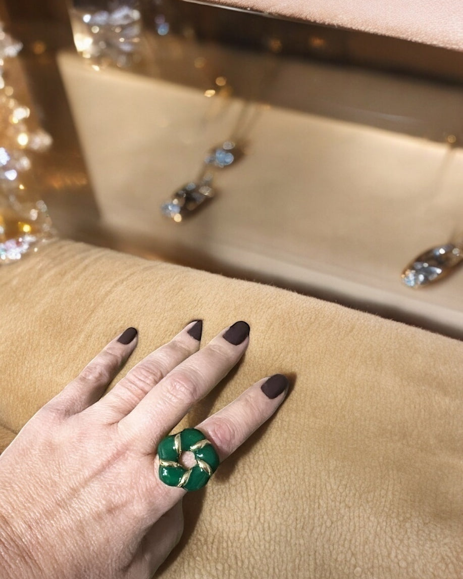 Anel Lorenza verde com pedra oval e faixa dourada