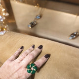 Anel Lorenza verde com pedra oval e faixa dourada