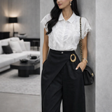 Calça pantalona preta com detalhe transpassado e argola dourada na cintura