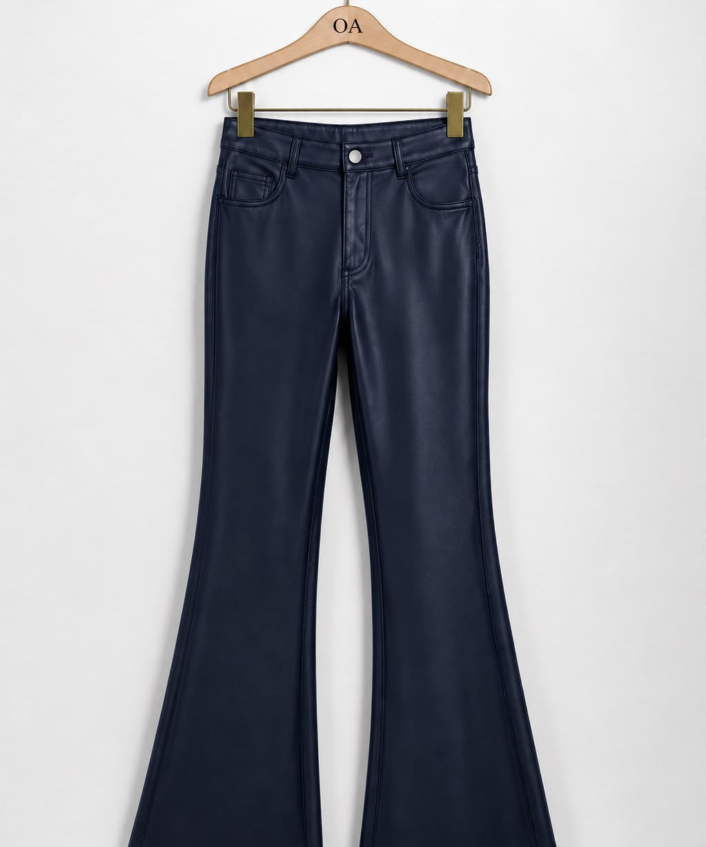 Calça Gregória marinho, pantalona de cintura alta com botão e zíper frontal.