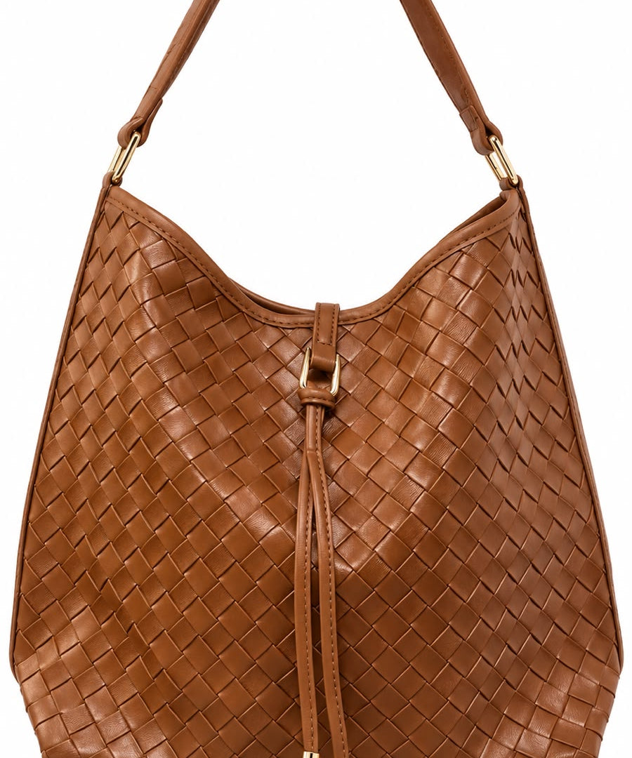 Bolsa hobo de couro trançado caramelo, alças de ombro e zíper na frente