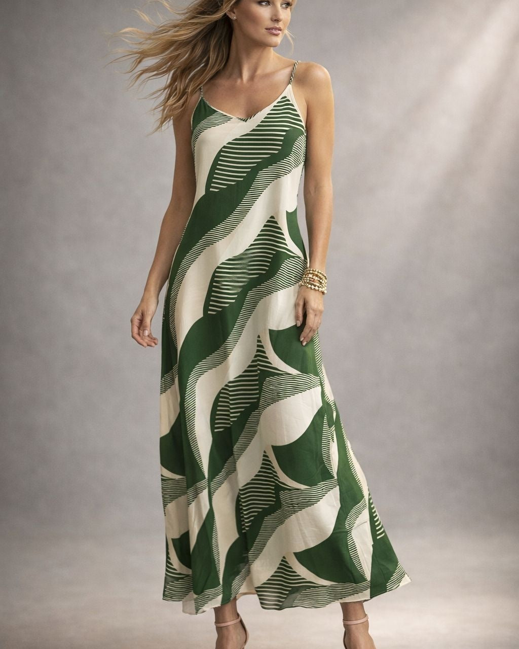 Vestido longo de alças finas verde escuro e branco com estampa folhagem e caimento