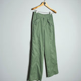 Calça verde musgo larga, bolsos com aba e costuras frontais