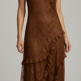 Vestido longo rendado Maria Pia marrom, decote arredondado, saia de babados
