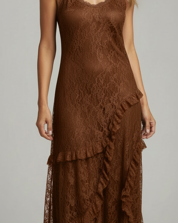 Vestido longo rendado Maria Pia marrom, decote arredondado, saia de babados