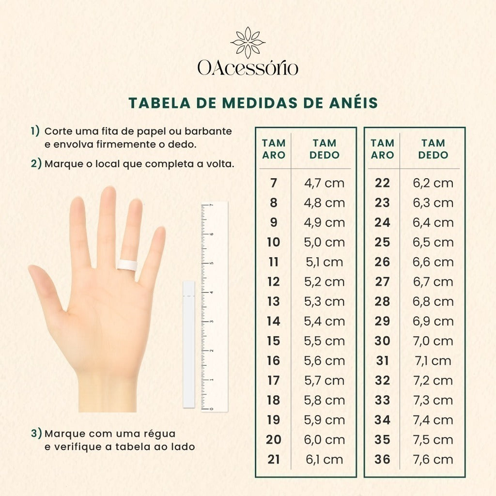 Anel prateado de faixa fina na mão, com tabela de medidas ao lado