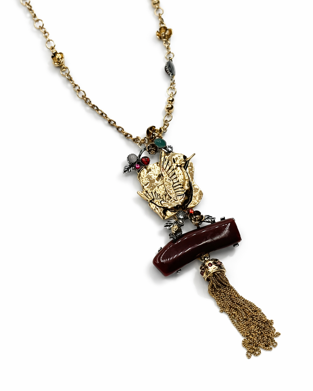 Colar dourado com pingente central detalhado e corrente com tassel marrom escuro