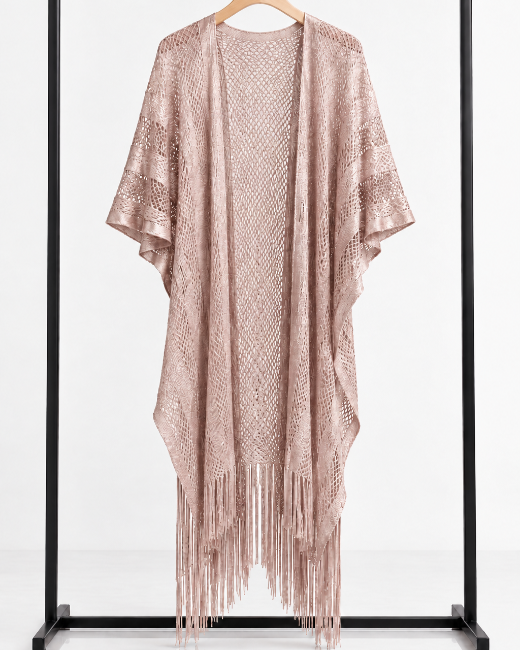 Kimono Suzana rosa-claro em renda, com mangas amplas e franjas longas