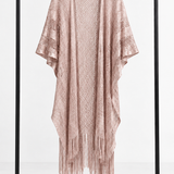 Kimono Suzana rosa-claro em renda, com mangas amplas e franjas longas