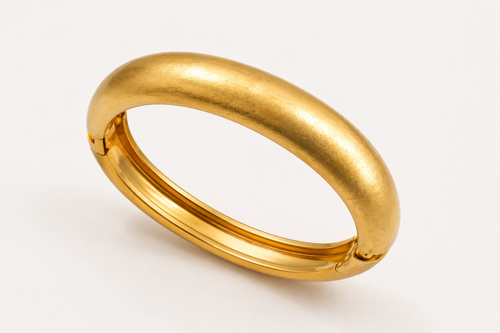 Pulseira fosca dourada em metal, acabamento acetinado, formato oval