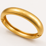 Pulseira fosca dourada em metal, acabamento acetinado, formato oval