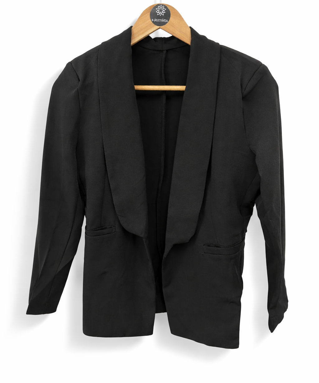 Blazer preto com lapelas e bolsos frontais